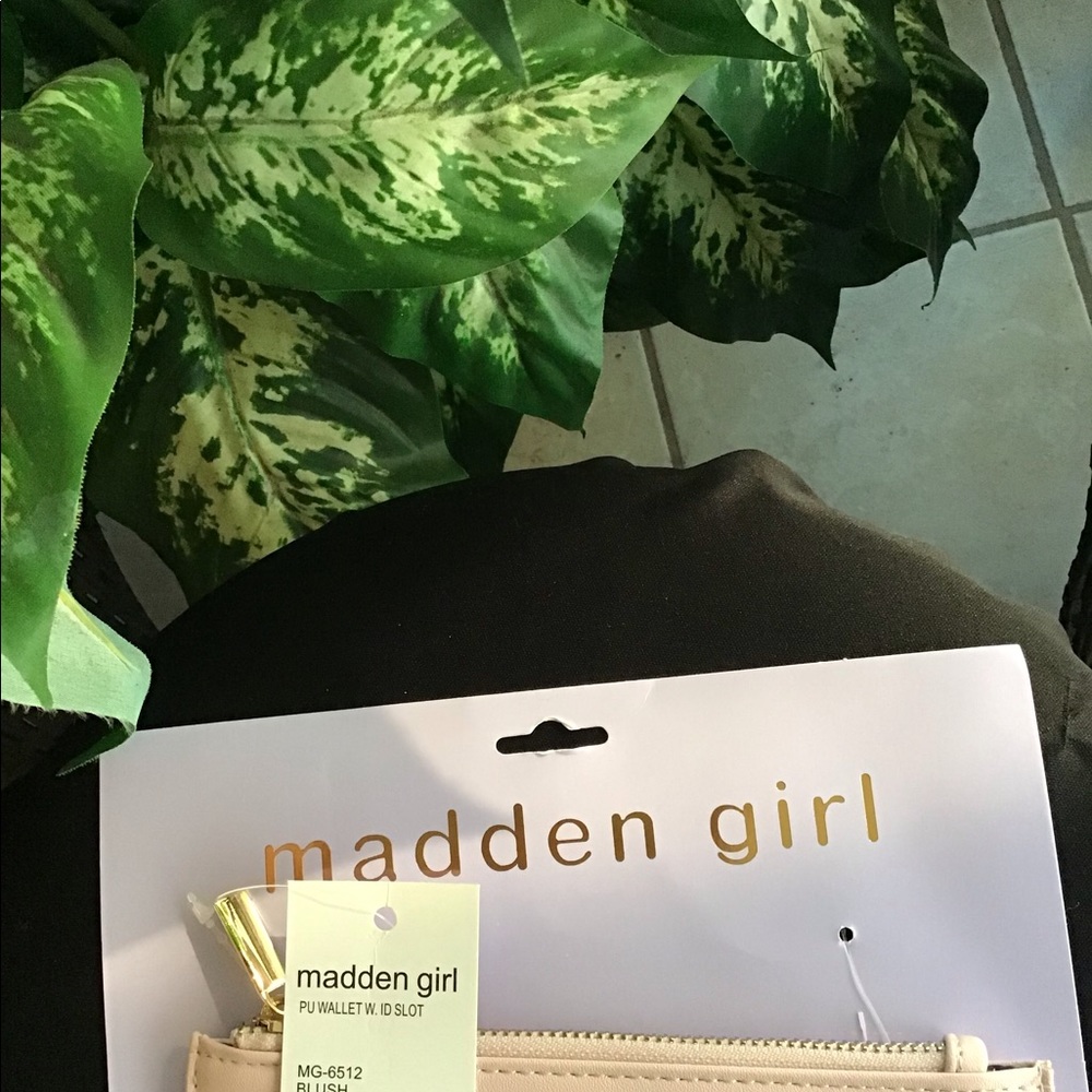 Madden Girl Wallet with Card Slots - Blush - Picture 5 of 5